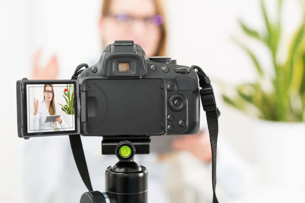 Skaitmeninis veidrodinis fotoaparatas yra puikus pasirinkimas įrašant kokybišką vaizdo įrašą.