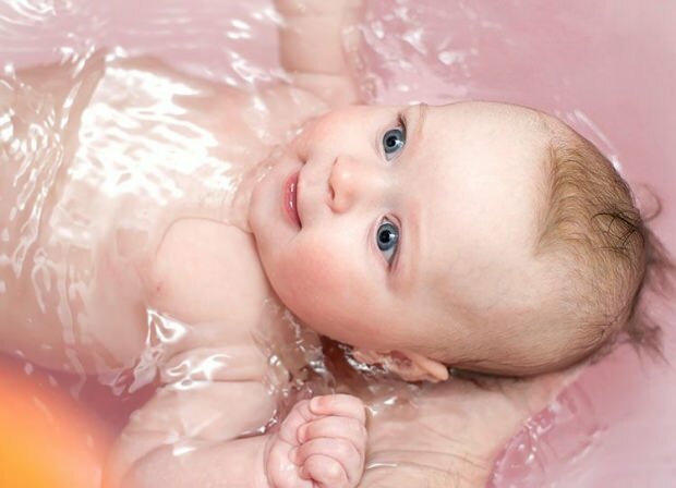 kaip maudyti kūdikį vienam
