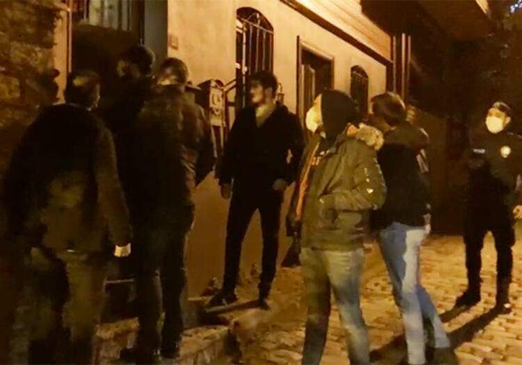 Policija užpuolė Özge Özpice namus