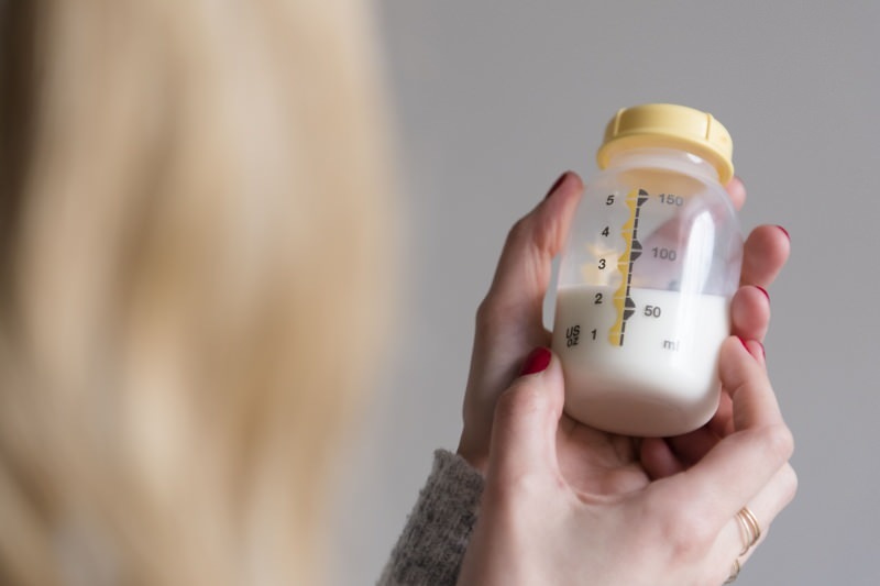 Kaip išreikšti ir laikyti neskausmingą motinos pieną? Rankinio ir elektrinio siurblio melžimo būdas