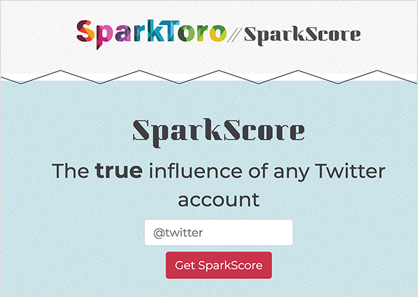 Tai „SparkScore“ tinklalapio ekrano kopija. Viršuje yra „SparkToro“ logotipas, kuris yra ypač paryškinto šrifto pavadinimas su geometrinėmis vaivorykštės spalvų sritimis. Po dviejų pasvirųjų brūkšnių yra įrankio pavadinimas „SparkScore“. Pažymėjimas yra „tikroji„ Twitter “paskyros įtaka“. Po žymos eilute yra baltas teksto laukelis, raginantis vartotoją įvesti savo „Twitter“ rankeną ir raudoną mygtuką, pažymėtą „Get SparkScore“.