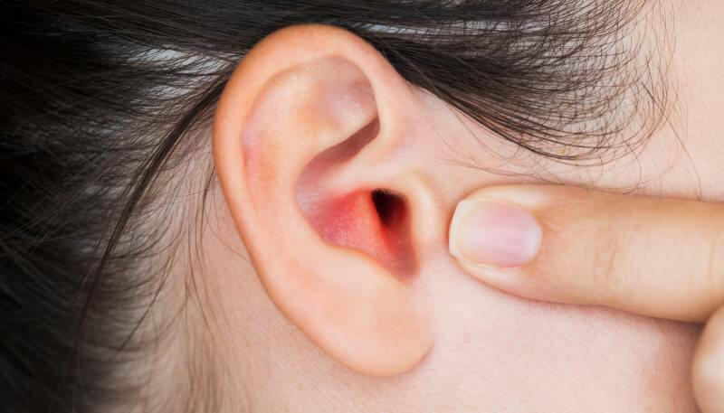 vidurinės ausies uždegimas sukelia paraudimą ir niežėjimą