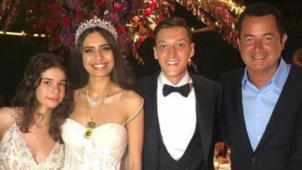 Acun Ilıcalı vakarieniavo su ką tik ištekėjusiomis Amine ir Mesut Özil