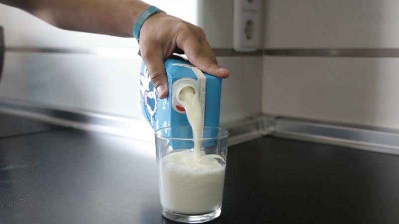 Kaip išvengti purslų aplink pilant pieną