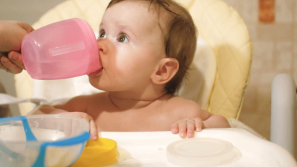 Kada kūdikiams duodama vandens? Ar pereinant prie papildomo maisto kūdikis, maitinamas mišiniais, duodamas vandens?