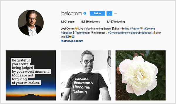 „Joel Comm“ „Instagram“ profilyje rodomi balti apykaklės marškiniai ir juoda striukė su akiniais. Jo profilio aprašyme sakoma, kad jis yra tiesioginis vaizdo rinkodaros ekspertas ir perkamiausias autorius, ir paminėtas „The Bad Crypto Podcast“. Trijose nuotraukose iš kairės į dešinę matyti citata prieblandos peizaže, Joelis marškinėliuose, kuriuose nurodomos įvairios kriptovaliutos, ir baltas bijūnas. Citata sako: būk dėkingas, kad tavęs nevertina pagal blogiausią akimirką. Mobai neatleidžia jūsų klaidų.