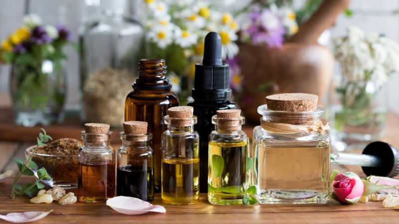 Vaistas nuo tūkstančio bėdų: kaip paruošti aromaterapinį purškalą? Kas yra aromaterapiniame aliejuje?