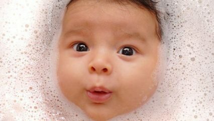 Kūdikis maudydamas rijo vandenį! Kaip gydomoji vonia atliekama naujagimiui?