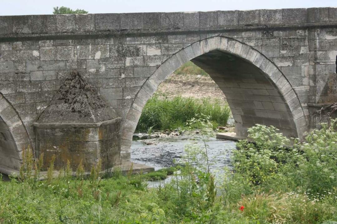 Rėmeliai iš Sokullu Mehmet Pasha tilto