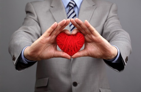 verslininkai ištiesia raudoną širdį
