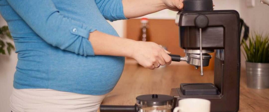 Pusė kavos puodelio per dieną nėštumo metu sutrumpina vaiko ūgį 2 cm