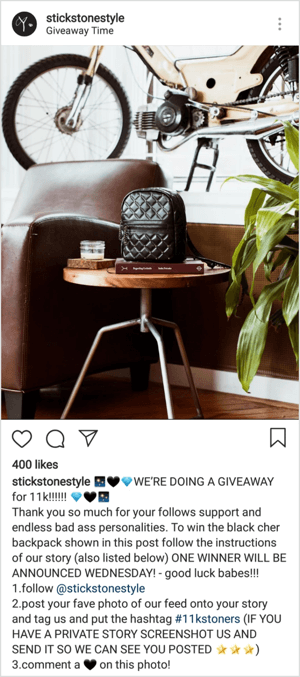 Šiame „Instagram“ konkurso pavyzdyje prizas yra odinė kuprinė, kuri yra gana brangus prizas ir vertas pastangų, kad sukurtumėte postą, kad laimėtumėte.