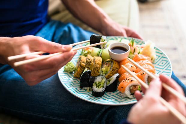 Kaip valgyti suši? Kaip pasigaminti suši namuose? Suši gudrybės