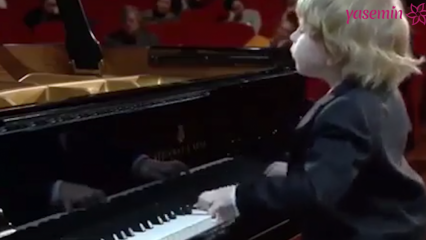 Akimirka, kai mažasis pianistas praeis atlikdamas!
