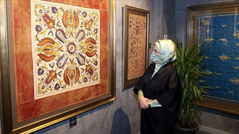 Pirmoji ponia Erdoğan aplankė parodą „Dygsnis, liečiantis širdį“!