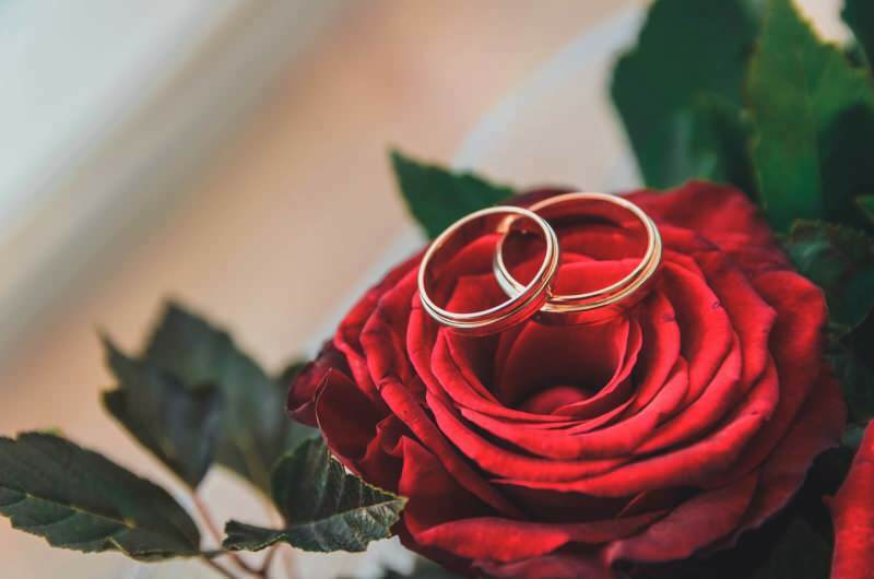 Kodėl vestuvinis žiedas nešiojamas ant kairio piršto