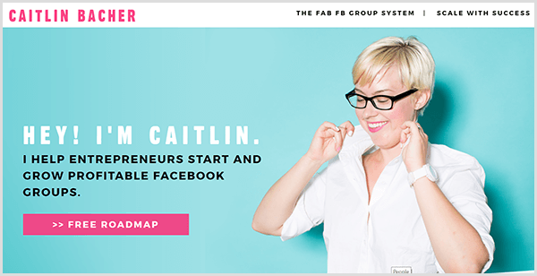 Caitlin Bacher svetainėje yra žalsvai mėlynas fonas su nuotrauka, kurioje Caitlin traukia savo marškinių apykaklę. Juodas tekstas sako „Ei, aš Caitlin“ ir padedu verslininkams kurti ir auginti pelningas „Facebook“ grupes.