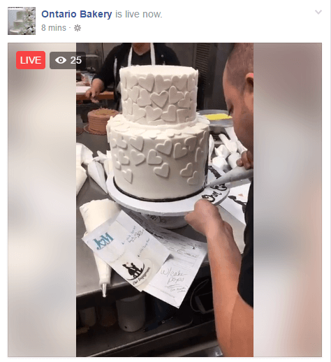 Ši tiesioginė transliacija leidžia žiūrovams pamatyti, kaip kepykla puošia vestuvinius pyragus.