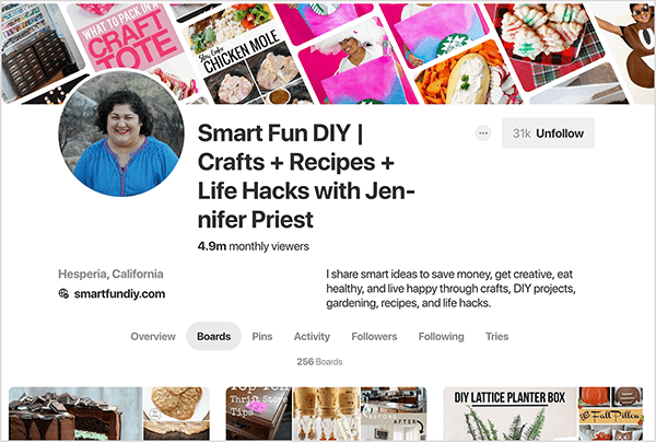 Tai Jennifer Priest „Pinterest“ profilio ekrano kopija su pasirinktu „Boards“ skirtuku. Viršutinėje dalyje esantis reklamjuostės vaizdas yra sudėtinis smeigtukų vaizdas, pasviręs ant įstrižainės. Jos profilio antraštė yra „Smart Fun DIY | Amatai + receptai + įsilaužimai į gyvenimą su Jennifer Priest “. Apraše sakoma: „Aš dalinuosi protingomis idėjomis, norėdamas sutaupyti pinigų, kūrybiškai, sveikai maitintis ir gyventi laimingai, dirbdamas amatais, Pasidaryk pats projektai, sodininkystė, receptai ir įsilaužimai į gyvenimą “. Statistika sako, kad jos profilį per mėnesį mato 4,9 mln. Žiūrinčiųjų ir 256 lentos. Pilkas mygtukas viršutiniame dešiniajame kampe rodo, kad ji turi 31 000 sekėjų ir yra pažymėta „Nesekti“ juodomis raidėmis. Kita informacija pažymi, kad ji yra Hesperijoje, Kalifornijoje, ir jos svetainė yra smartfundiy.com.