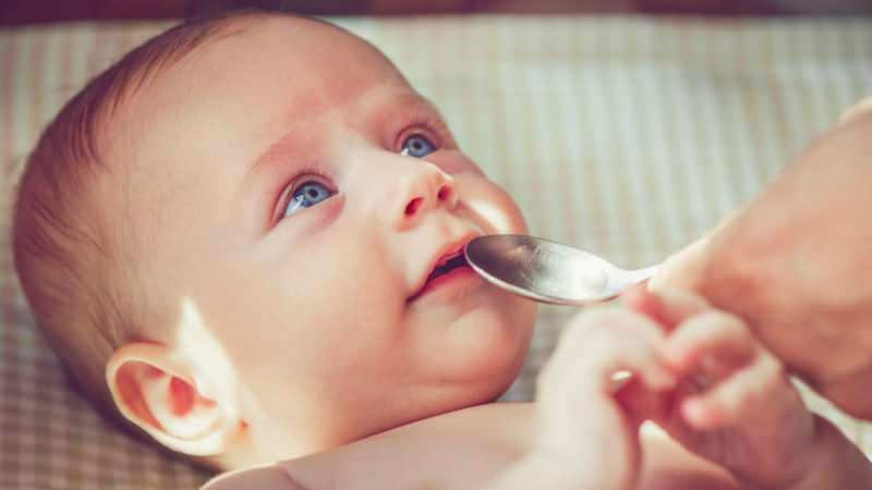 Ar kūdikiui turėtų būti duodama vandens mišiniais maitinamiems kūdikiams