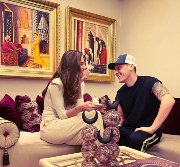 Mesutas Özilas ir jo žmona Amine Gülşe jaudinantis dalijimasis!