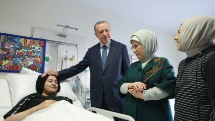 Prezidentas Erdoğanas ir jo žmona Emine Erdogan susitiko su nelaimės vaikais