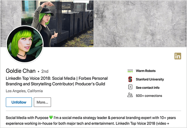 Tai yra Goldie Chan „LinkedIn“ profilio ekrano kopija. Ji azijietė žaliais plaukais. Profilio nuotraukoje ji dėvi makiažą, juodus kaklo vėrinius ir juodus marškinius. Jos antraštėje sakoma „LinkedIn Top Voice 2018: Social Media | „Forbes“ asmeninio prekės ženklo kūrimo ir pasakojimo bendraautoris Gamintojo gildija “