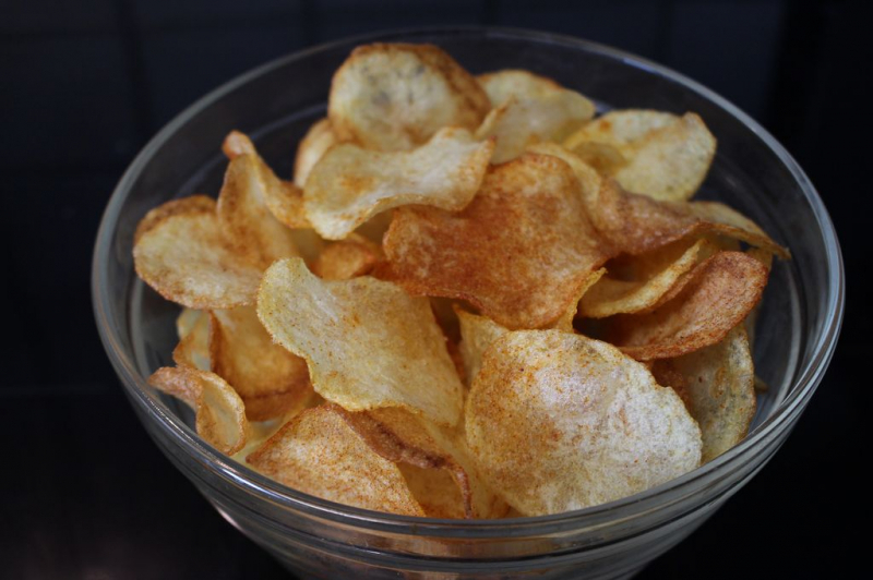 Kaip pasigaminti bulvių traškučių namuose? Kas yra sveikų traškučių receptas? Lustų gaminimo namuose gudrybės