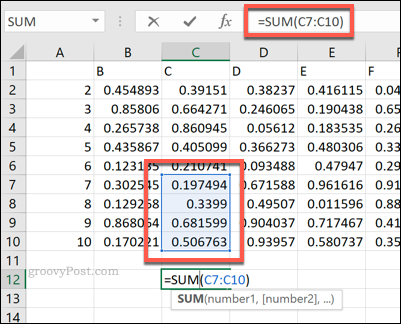 „Excel SUM“ formulė naudojant langelių diapazoną