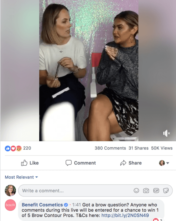 „Facebook Live“ iš „Benefit Cosmetics“ pavyzdys su komentarų konkursu.