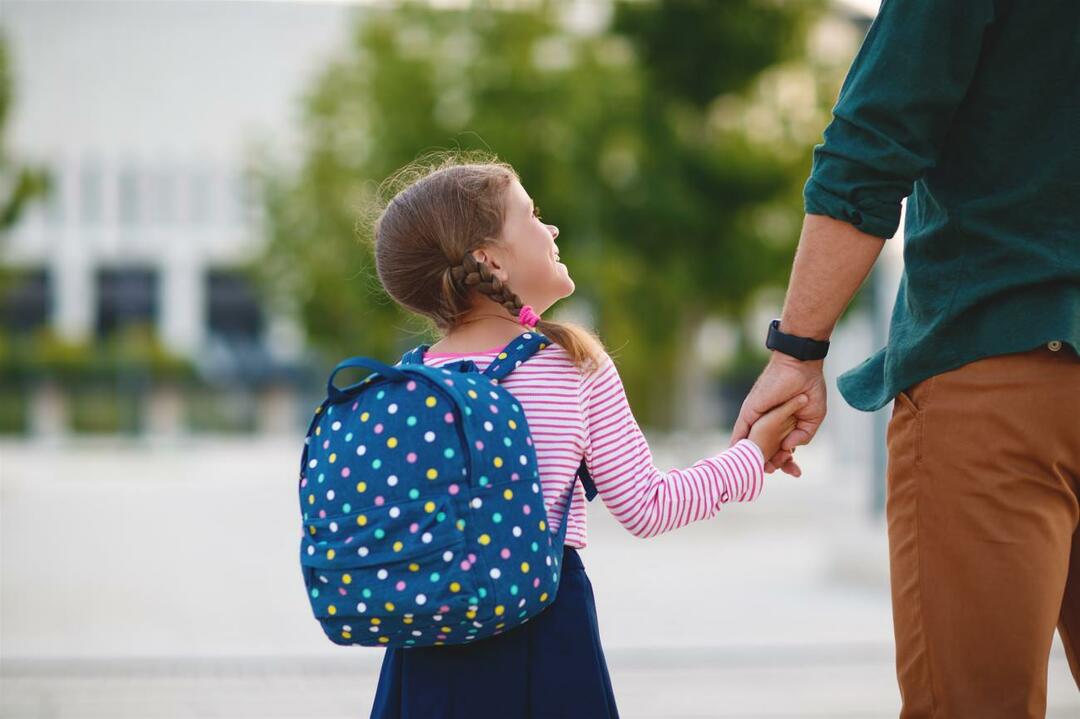 Kaip reikėtų elgtis su vaikais pirmą dieną mokykloje?