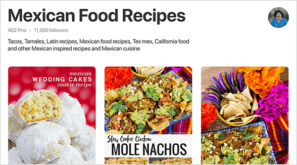 Tai yra Jennifer Priest „Mexican Food Recipes“ lentos „Pinterest“ ekrano kopija. Žemiau lentos pavadinimo yra lentos statistika: 462 smeigtukai ir 11 560 sekėjų. Jennifer profilio vaizdas rodomas mažu ratu viršutiniame dešiniajame kampe. Matomi viršutiniai du trečdaliai trijų lentos kaiščių. Iš kairės į dešinę pirmoji yra meksikietiškų vestuvinių tortų sausainių nuotrauka raudoname fone. Sausainius dengia baltas miltelių pavidalo cukrus, o vienas sausainis supjaustomas per pusę, kad cukraus viduje būtų geltoni slapukai. Antroje nuotraukoje - nachų plokštelė ant fuschia, mėlynos ir geltonos dryžuotos staltiesės ir ryškiai raudonos gėlės viršutiniame kairiajame kampe. Žemiau plokštės yra baltos spalvos stačiakampio juodo teksto tekstas „Lėta viryklės vištienos kurmiai Nachos“. Trečiame paveikslėlyje parodytas kitoks nachų kadras. Šiame kadre šalia nachų yra geltonas dubuo su tortilijų traškučiais ir apelsinų bei fušijų žiedais.