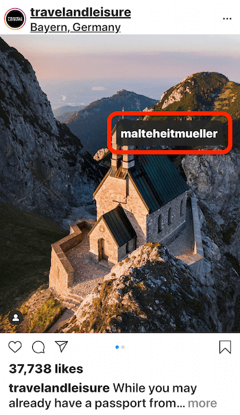 @travelandleisure „Instagram“ įrašas, kuriame parodyta namo nuotrauka kalno pakraštyje su vaizdu į vandenį, kuriame vaizduojamas @malteheitmueller