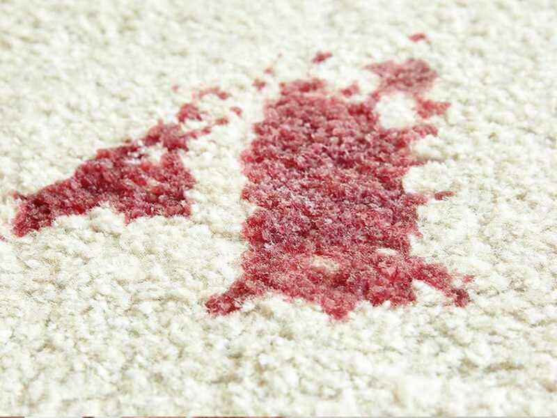 kaip pašalinti šilkmedžio dėmę nuo kilimo