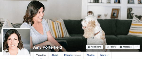 Amy Porterfield savo asmeniniam „Facebook“ profiliui naudoja atsitiktinius vaizdus, ​​kurie vis tiek veiktų verslo kontekstuose.