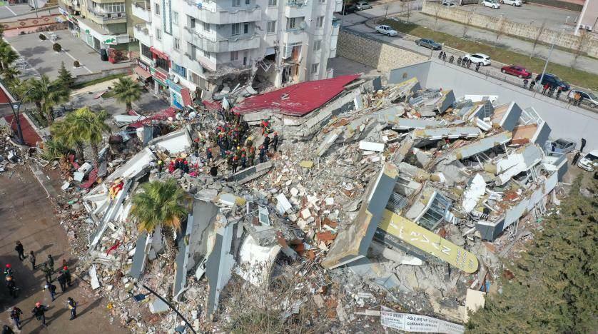 Buvo skaitomi sveikinimai žuvusiems per žemės drebėjimą
