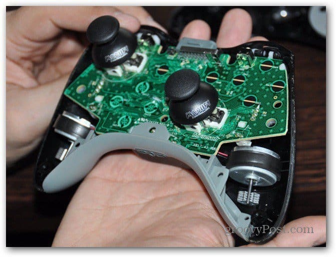 Pakeiskite „Xbox 360“ valdiklio analoginius miniatiūras naujomis lazdelėmis