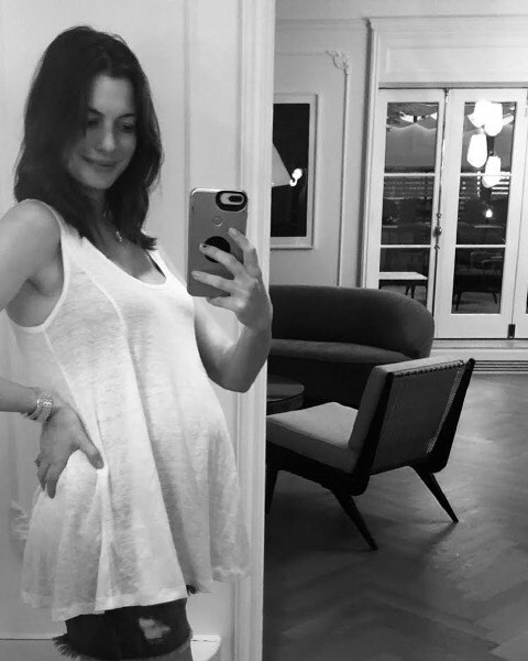 Anne Hathaway nėščia antrą kartą