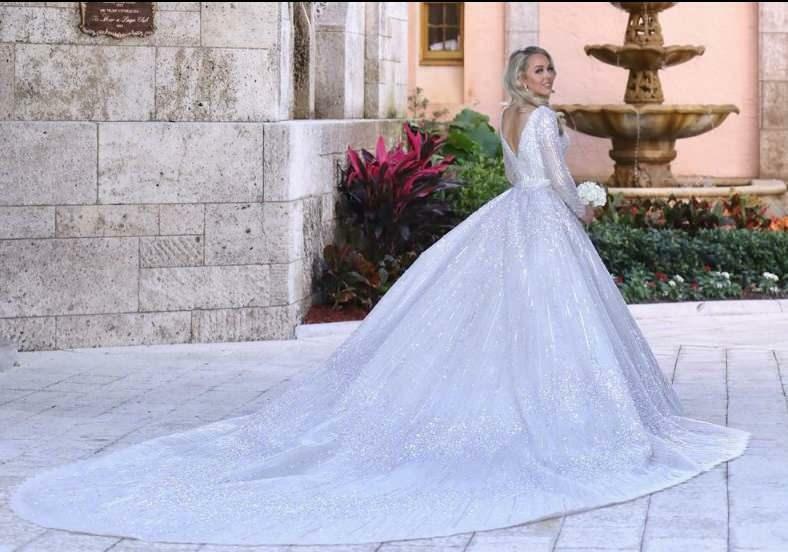 Tiffany Trump ilga vestuvinė suknelė buvo labai populiari