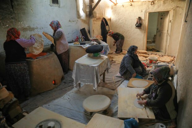 Moterys, gaminančios duoną iš tanando