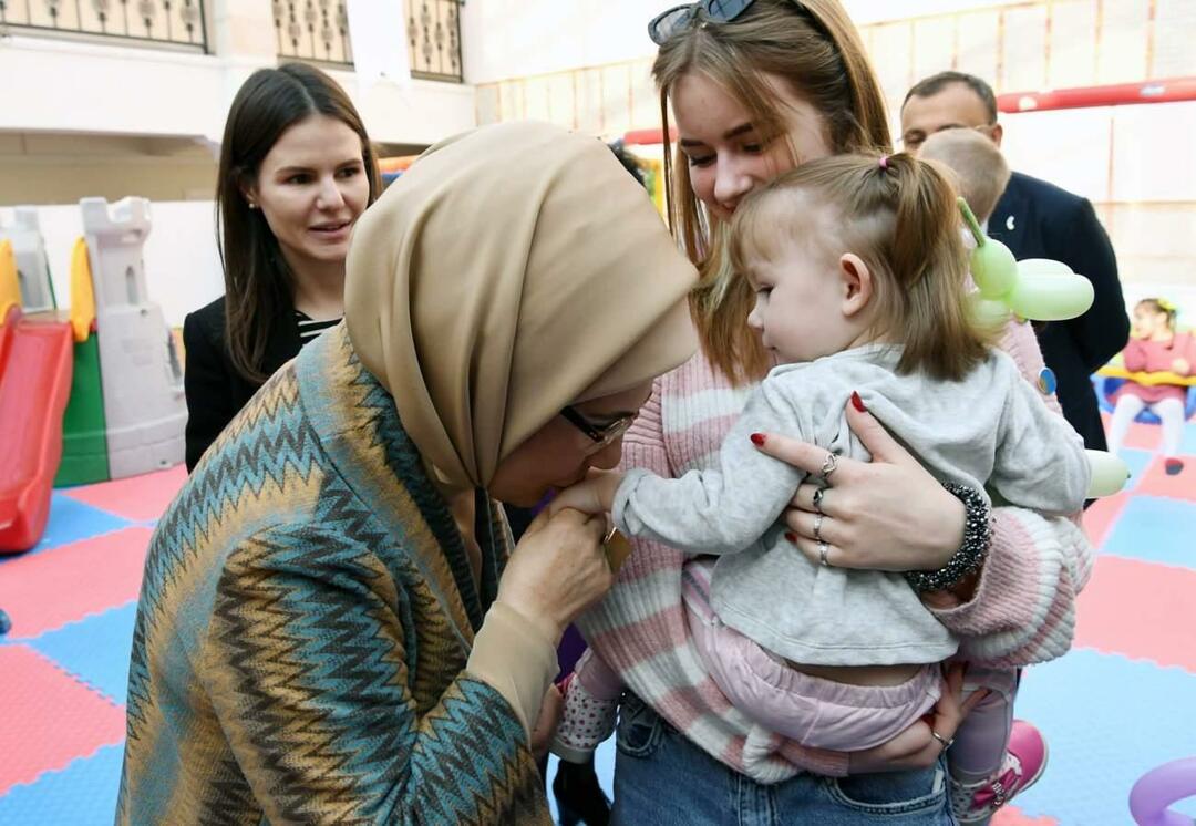Emine Erdoğan susitiko su našlaičiais, atvežtais iš Ukrainos