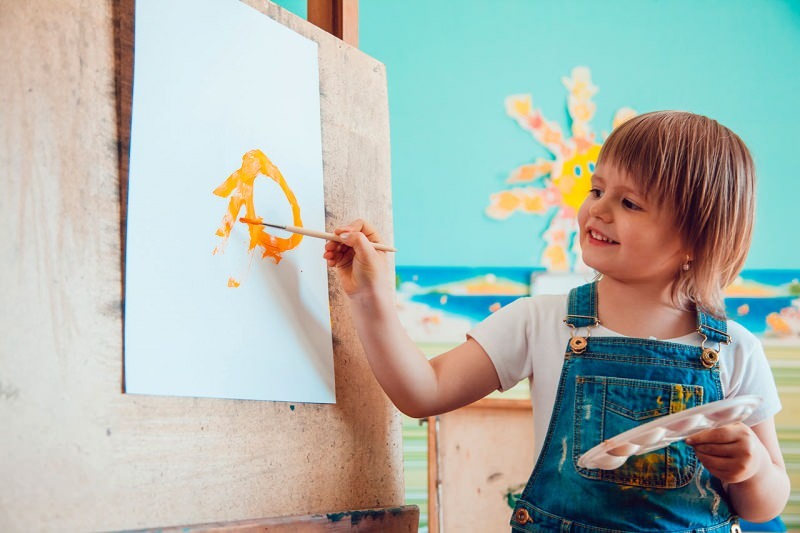 Kaip išmokyti vaikus tapyti? Akvarelės užsiėmimai namuose! Natūralios akvarelės kūrimas