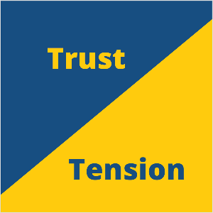 Tai kvadratinė Setho Godino rinkodaros pasitikėjimo ir įtampos koncepcijos iliustracija. Kvadratas yra mėlynas trikampis viršutiniame kairiajame kampe ir geltonas trikampis apačioje dešinėje. Mėlynajame trikampyje geltonas tekstas sako „Pasitikėk“. Geltoname trikampyje mėlynas tekstas sako „Įtampa“.