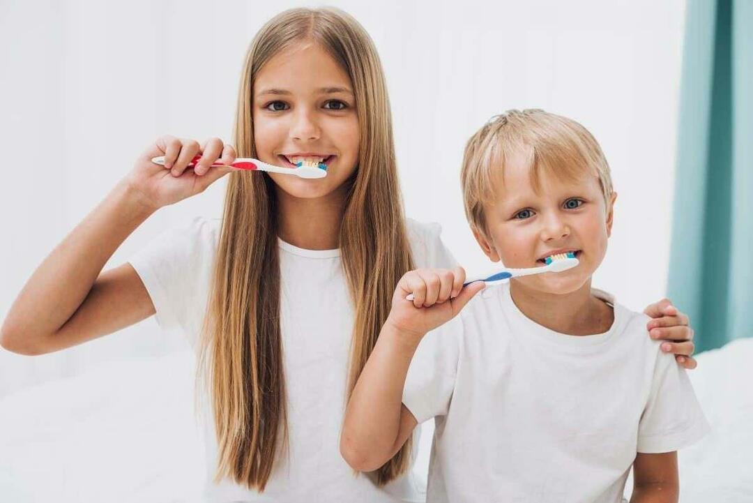 Kada vaikams turėtų būti teikiama dantų priežiūra? Kokia turėtų būti vaikų, lankančių mokyklą, dantų priežiūra?
