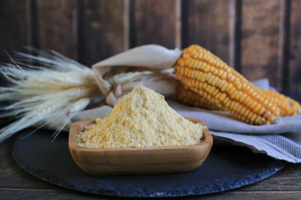 Kuo kukurūzų miltai naudingi odai? Kaip pasidaryti kaukę iš kukurūzų miltų?