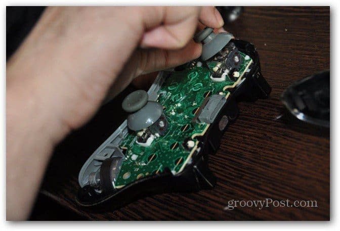 Pakeiskite „Xbox 360“ valdiklio analoginius miniatiūras nuimkite senas lazdas