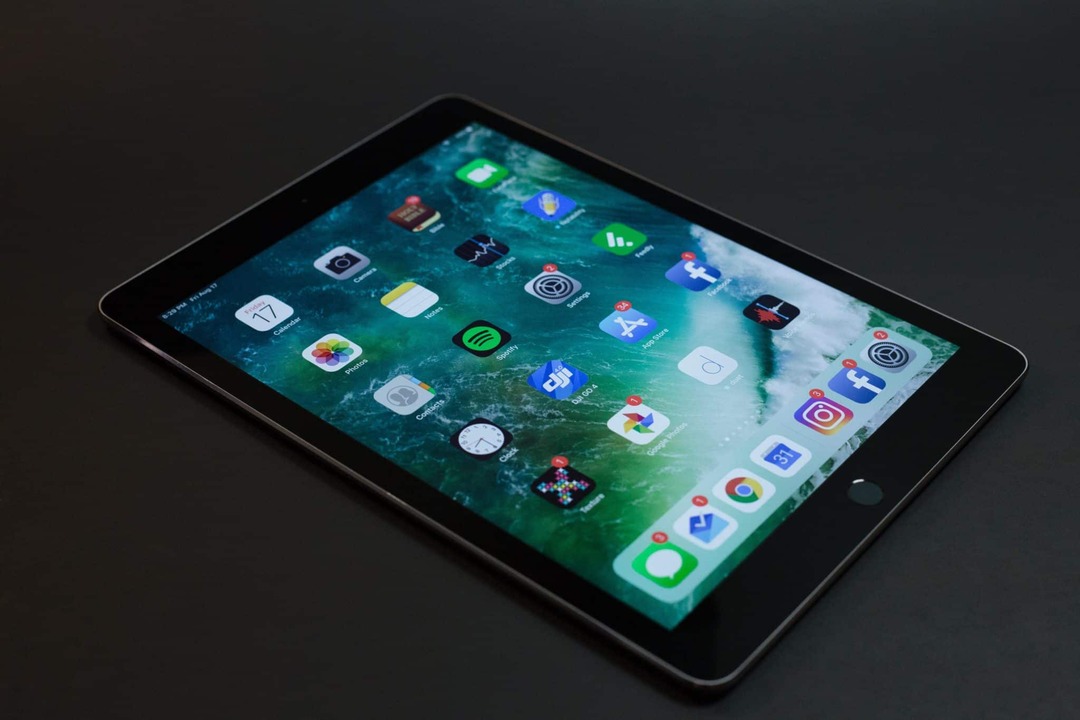 iPad ant juodo stalo