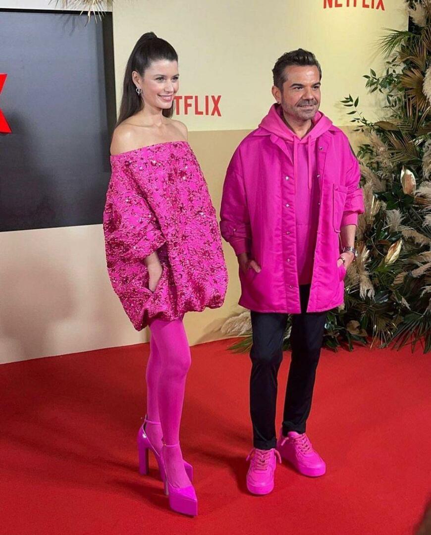 Beren Saat ir Kenan Doğulu sukrėtė socialinę žiniasklaidą savo rožinės spalvos deriniu