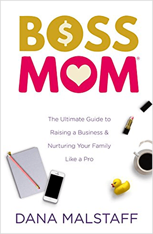 Tai yra knygos „Boss Mom: The Ultimate Guide to Riseing Business & Careing Your Family Like a Pro“ knygos viršelio ekrano kopija, kurią sukūrė Dana Malstaff. Žodžiai pavadinime yra atitinkamai geltonos ir rausvos spalvos. Dolerio ženklas atsiranda O viduje žodyje „Bosas“. Žodyje „mama“ O viduje atsiranda širdis. Viršelis turi baltą foną, o užrašų knygelė, „iPhone“, guminė antis, puodelis kavos ir atviras rausvų lūpų dažų vamzdelis yra išdėstyti po pavadinimu ir žyme.