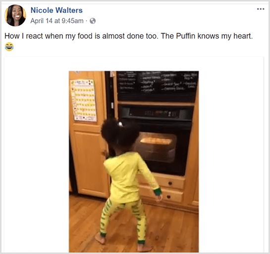 Nicole Walters paskelbė „Facebook“ vaizdo įrašą, kuriame jaunoji dukra, šokdama priešais orkaitę su pižama, laukiasi, kol baigs gaminti maistą.